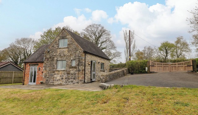 POSTBOX COTTAGE, family friendly, with a garden in Ashbourne