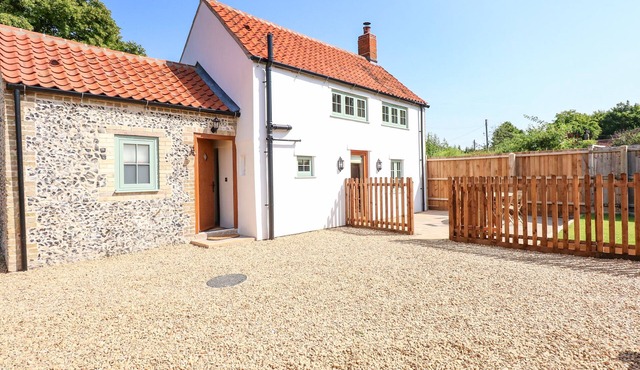 POSTBOX COTTAGE, pet friendly, character holiday cottage in Feltwell