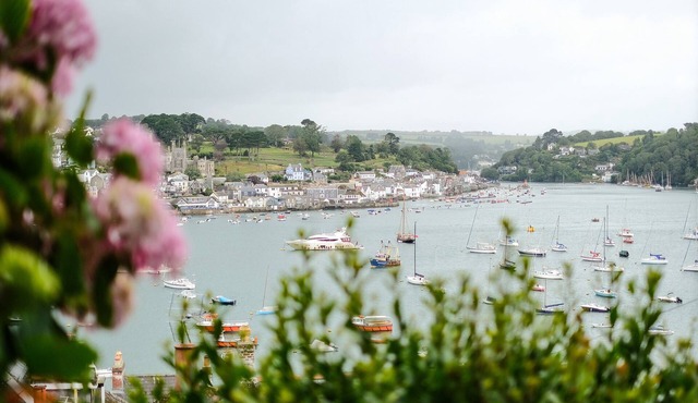 POSTCARD LODGE, family friendly, character holiday cottage in Polruan