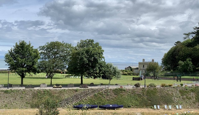 POSTMAN'S REST LYNMOUTH SECOND FLOOR APARTMENT OVERLOOKING SEA, PRIVATE PARKING