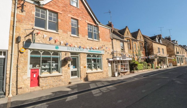 POSTMASTER'S LODGING, family friendly, with a garden in Winchcombe