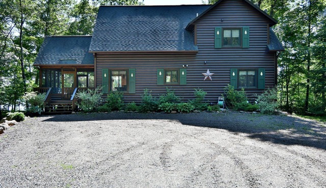 Potato Lake House- Beautiful log chalet on pristine Potato Lake.