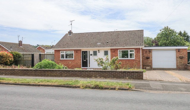 POTTER'S RETREAT, pet friendly, with a garden in Dersingham