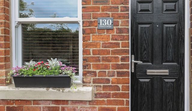 POTTER’S COTTAGE, family friendly, with a garden in Sheffield