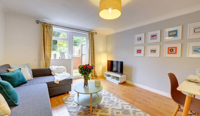 Pound House· 2 Bed House Sleeps 6 Southam Town Centre - Inspire Homes