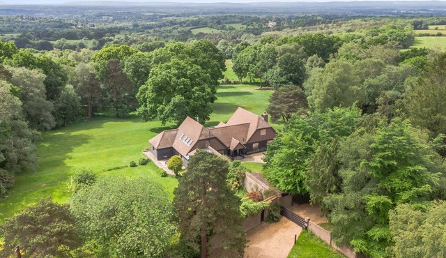 Poundgate Park Holiday House 8 Bedroom in 2 adjoining properties ,1h from London