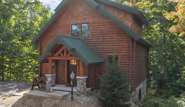 POWDER DREAMS ! 4 BEDROOM SKI-IN SKI-OUT CABIN AT BOYNE MOUNTAIN