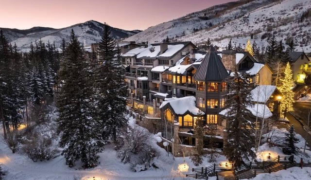 Powder Hound | Cali King at Gravity Haus Vail, Outdoor Spa Tub, Parking