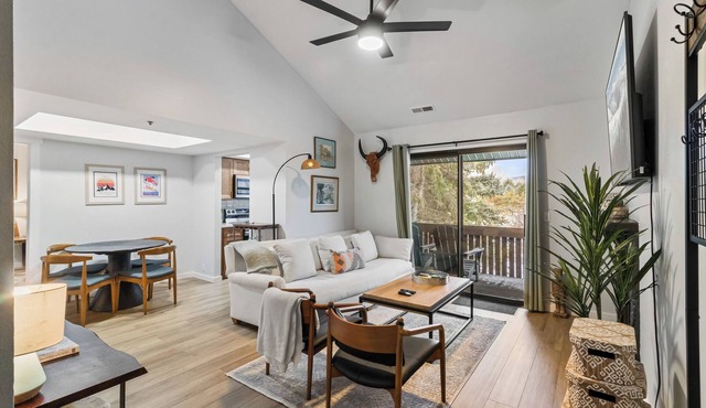 Powderwood | Mountain-View Top-Floor Condo, Vaulted Ceilings