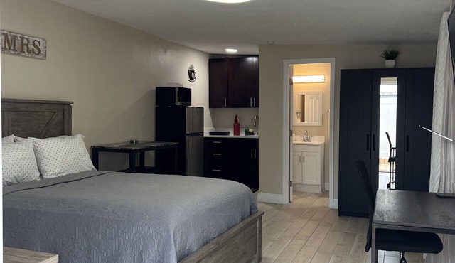 Powhatan suite 3 just 5 mins away from Raymond James Stadium