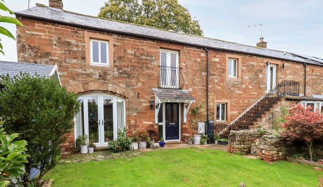 POWLEYS COTTAGE, pet friendly, with open fire in Langwathby
