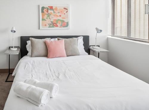 PP 1301 Modern Corporate 2br, pool, Gym