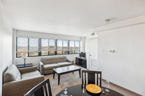 PP 2401 Modern Corporate 2br Suite pool, Gym