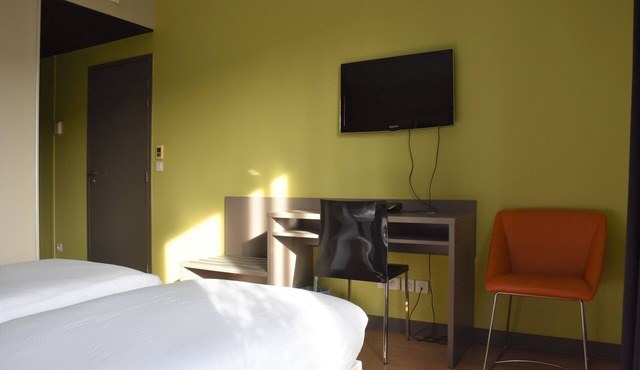 Près du métro | Chambre Twin + Bureau & Internet