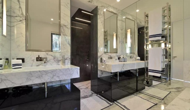 Prélassez-vous sur les transats ainsi que sous un parasol sur la terrasse