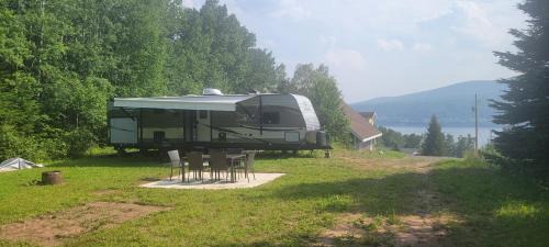 Prêt-à-camper derrière chez nous