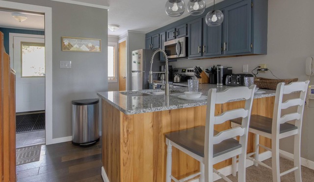 PR 36 - Spacious & dog-friendly summer getaway. Minutes to bike trails!