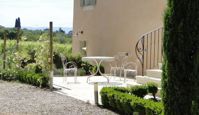 Provencal gîte at the foot of the Dentelles de Montmirail