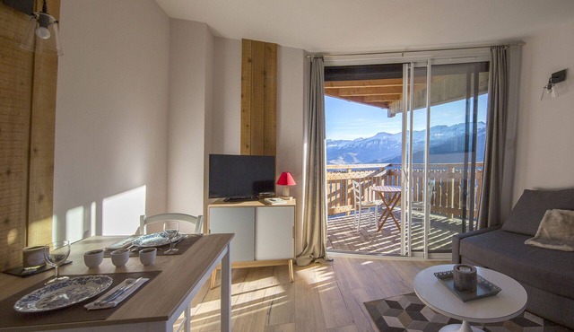 Pra loup 1600 T2 with bedroom and terrace panoramic view 50 m from the slopes