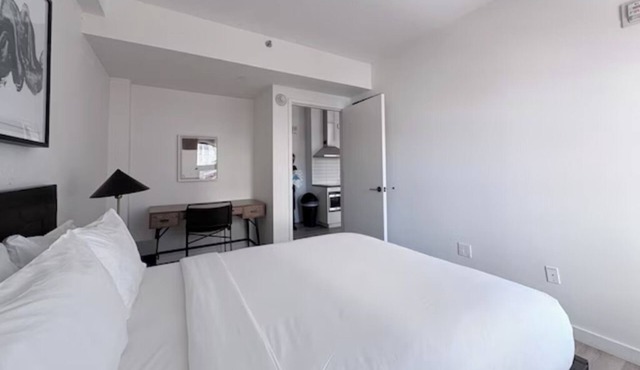 Practical 2 Bedroom Unit w/Kitchen Near Manhattan – Midtown Just 1 Stop