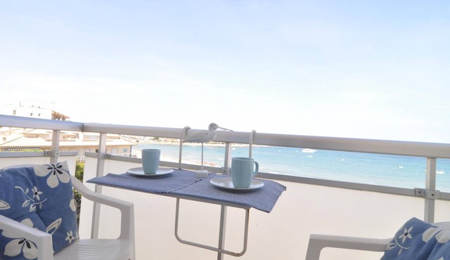Practical apartment with sea views, Wifi and air conditioning included