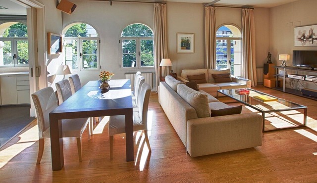 PRADA PENTHOUSE (terrace, free WIFI, A/C, central, spacious, bright, elegant)