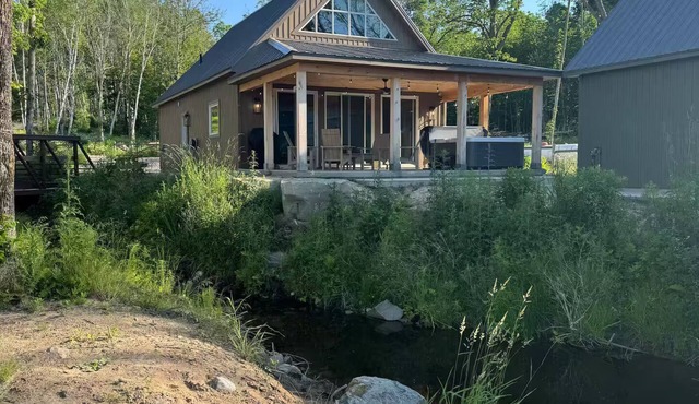 Pragma Luxury Lakefront Cottage w/Hot Tub & Sauna