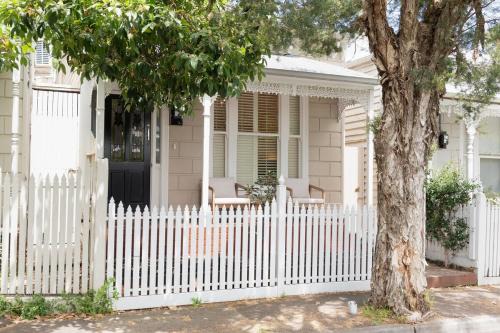 Prahran Timeless & Modern Haven - Central Location