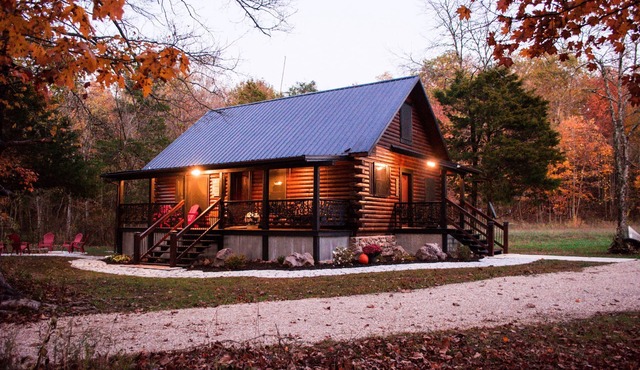 Prairie Hollow Hideaway, cozy 3-bedroom log cabin located 1 mile from Two Rivers