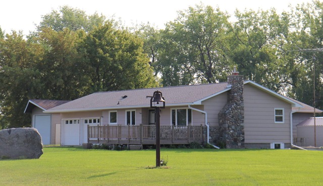 Prairie Pines Lodge.15 private acres.near Devils Lake
