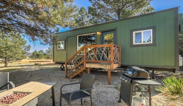 Prairie Retreat|Mountain Getaway Tiny Home|Grill