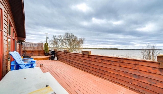 Prairie-Style Home on Garden Bay with Deck and Hot Tub