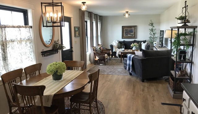 Prairie View Cottage! New backyard deck at private and cozy country retreat!