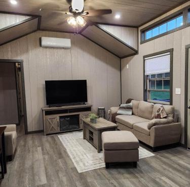 Prairieview Cabin - with Hot Tub
