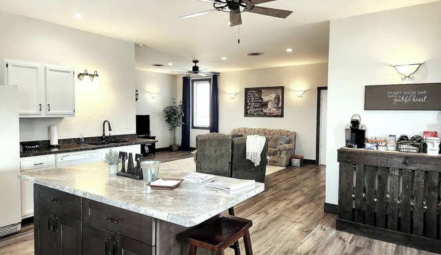 Prairieview Cottage Retreat - Hot Tub Sunsets - Sleeps 8