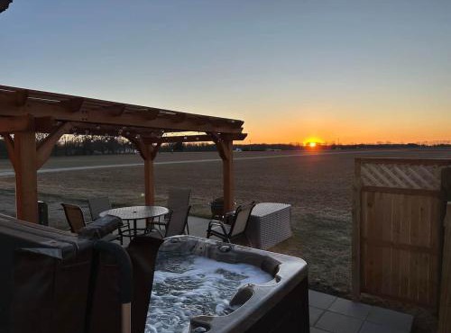 Prairieview Cottage Retreat - Hot Tub Sunsets