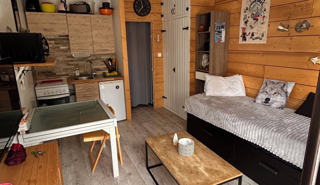 Praloup 1600 Studio ground floor with exterior
