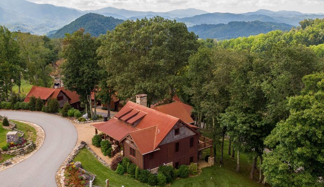 Prancing Horse at Eagles Nest - hot tub, great view, resort amenities, summer concerts!