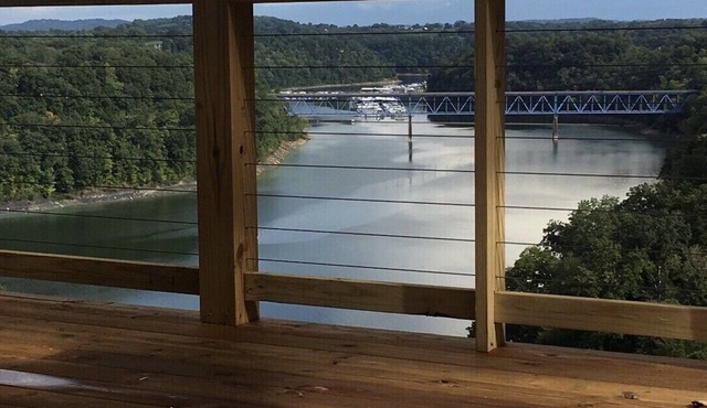 Prather Place, Spacious, Deck And View, Entertaining Basement, Minutes to Marina