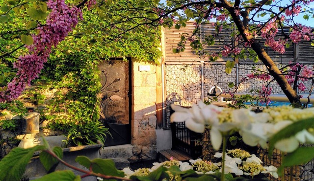 Pretty house for up to 12 people, with swimming pool and jacuzzi