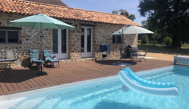 Pretty 1-bedroom self-catering cottage with swimming pool