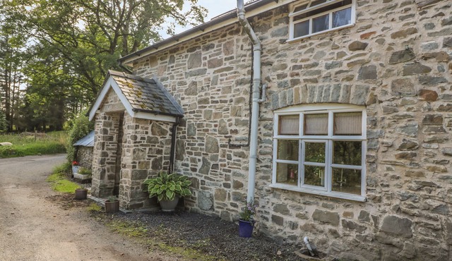 PREACHER'S COTTAGE, pet friendly, with hot tub in Llanbadarn Fynydd