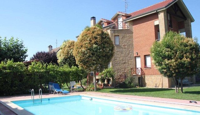 Preciosa casa independiente con piscina cubierta y gran jardín privados