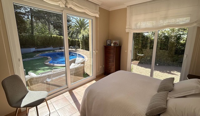 Preciosa Villa con Piscina en Urbanización Exclusiva en S'agaró