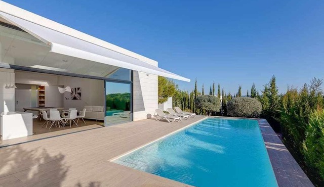 Preciosa villa con piscina climatizda, las Colinas