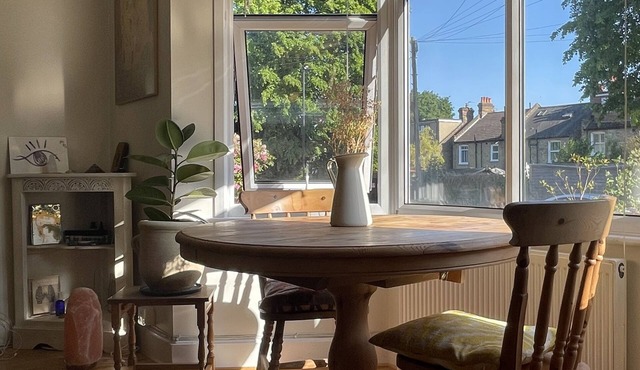 Precioso Apartamento con Jardín en Barrio Tranquilo y Lleno de Vida en Londres