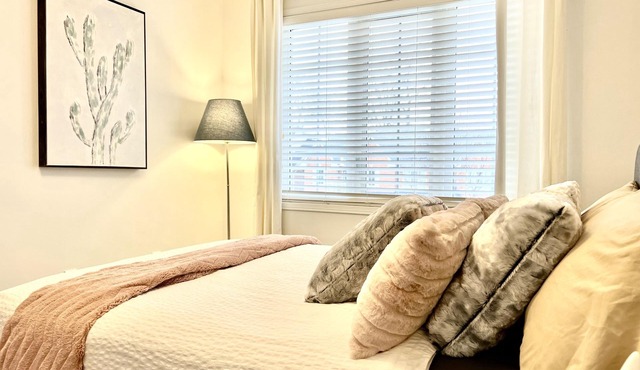 Precious family friendly 4 bd , mins walk to wilcox lake.