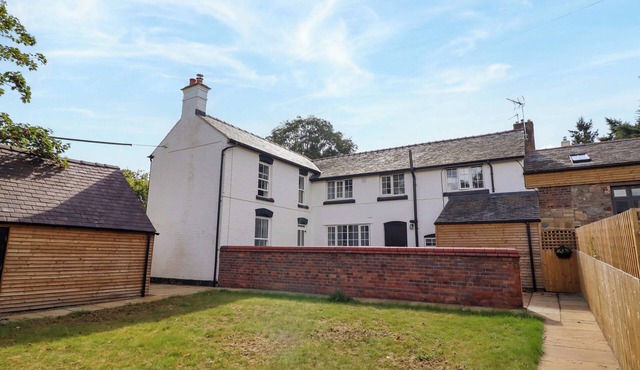 PREESGWEENE FARMHOUSE, pet friendly, with hot tub in Weston Rhyn