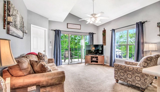 Preferable Location Near Downtown Branson! Tons of Amenities! Come Hideaway!