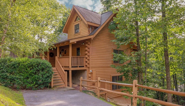 Premier 3-Level Cabin w/Hot Tub, Pool Table, Resort Pool, Putt Putt, Fishing